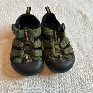 Kids green keen sandals size 5 toddler